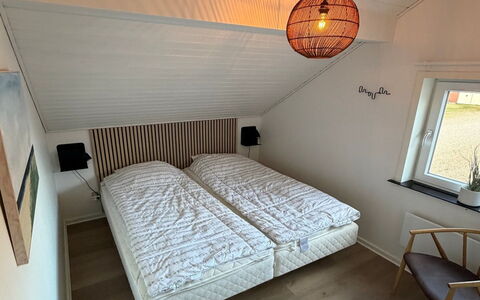 Adils - 2.5Km from the Sea: Habitación, Madera, Cama, Diseño De Interiores, Mueble, Piso, Suelo, Lecho, Sábana, Techo