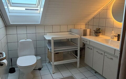 Adils - 2.5Km from the Sea: Arreglo De Tubería, Lavabo, Piso, Suelo, Lavabo Del Baño, Diseño De Interiores, Grifo, Baño, Plomería, Baño