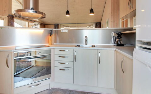 Elsbeth - 500M from the Sea: Cocina, Aparato De Cocina, Mostrador, Gabinetes, Electrodoméstico, Diseño De Interiores, Piso, Madera, Mueble, Electrodoméstico
