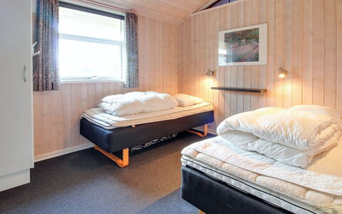 Elsbeth - 500M from the Sea: Habitación, Cama, Madera, Sábana, Lecho, Marco De La Cama, Techo, Diseño De Interiores, Suelo, Casa