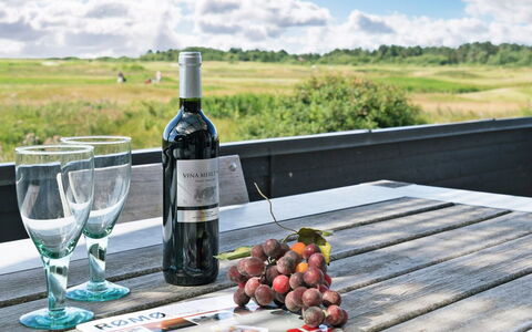 Merisa - 2.5Km from the Sea: Mueble, Mesa, Mueble Para Exteriores, Mesa Al Aire Libre, Silla, Vino, Botella, Mesa De Picnic, Copa De Vino, Cocina Y Comedor Mesa