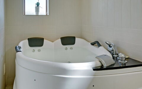 Merisa - 2.5Km from the Sea: Bañera, Arreglo De Tubería, Baño, Plomería, Grifo, Jacuzzi, Lavabo, Diseño