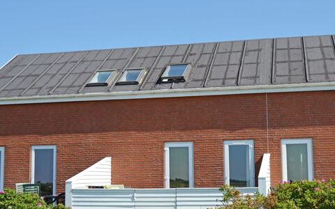 Drita - 2.3Km from the Sea: Energía Solar, Material Compuesto, Energía Solar, Pendiente, Ladrillo, La Luz Del Día, Vía Muerta