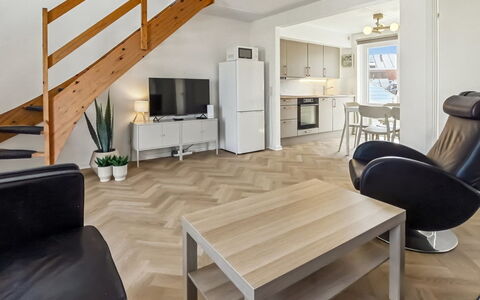 Mildred - 2.3Km from the Sea: Mueble, Piso, Diseño De Interiores, Suelo, Madera, Techo, Suelos De Madera, Habitación, Sofá, Sala