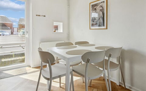 Mildred - 2.3Km from the Sea: Piso, Mueble, Suelo, Madera, Diseño De Interiores, Cocina Y Comedor Mesa, Silla, Comedor, Techo, Mesa