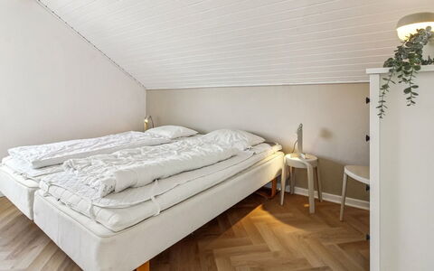 Mildred - 2.3Km from the Sea: Piso, Madera, Suelo, Habitación, Diseño De Interiores, Techo, Sábana, Cama, Lecho, Marco De La Cama