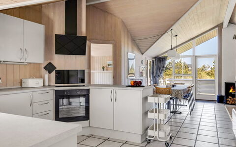 Hermandine - 700M from the Sea: Diseño De Interiores, Cocina, Piso, Techo, Madera, Mueble, Suelo, Lámpara, Mostrador, Habitación