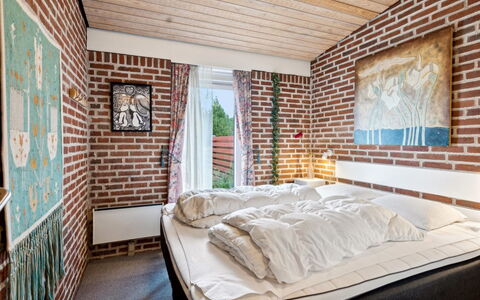 Sedine - 3.9Km from the Sea: Habitación, Cama, Ladrillo, Sábana, Lecho, Marco De La Cama, Mueble, Enladrillado, Departamento, Linos