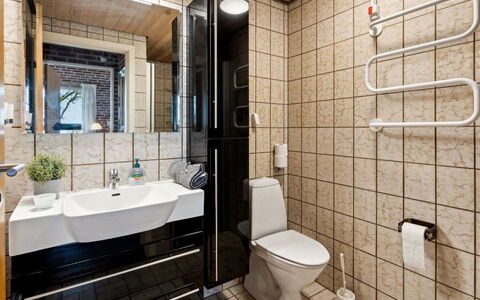 Sedine - 3.9Km from the Sea: Baño, Arreglo De Tubería, Piso, Diseño De Interiores, Suelo, Lavabo Del Baño, Lavabo, Baño, Asiento Del Baño, Grifo