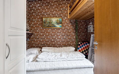 Sedine - 3.9Km from the Sea: Pared, Madera, Habitación, Mueble, Diseño De Interiores, Cama, Suelo, Piso, Lecho, Sábana