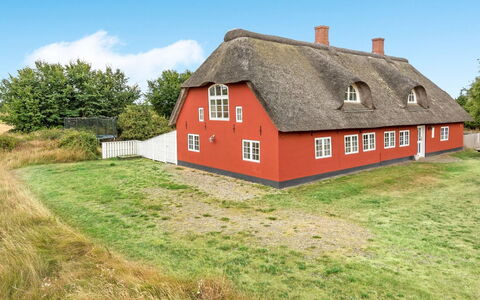 Willi - 3Km from the Sea: Techo, Casa, El Terreno Del Lote, Casa, Cabaña, Inmuebles, Edificios Del Jardín, Sombra, Cuarto De Troncos, Paisajismo