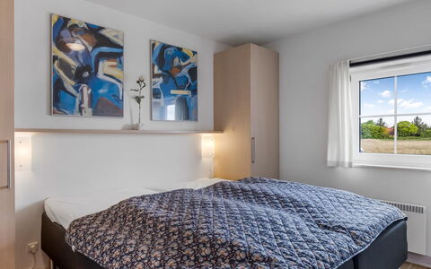 Perttu - 3.5Km from the Sea: Cama, Habitación, Diseño De Interiores, Sábana, Lecho, Mueble, Departamento, Marco De La Cama, Suelo, Casa
