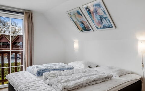 Perttu - 3.5Km from the Sea: Habitación, Cama, Sábana, Lecho, Casa, Diseño De Interiores, Mueble, Linos, Marco De La Cama, Suelo