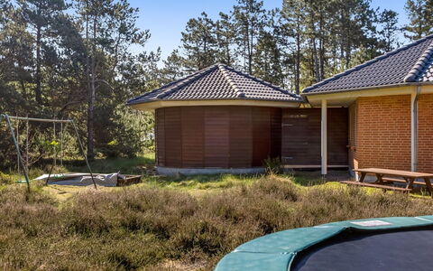 Agusta - 1.1Km from the Sea: Techo, Casa, Barrio Residencial, Casa, Inmuebles, Cabaña, Diseño