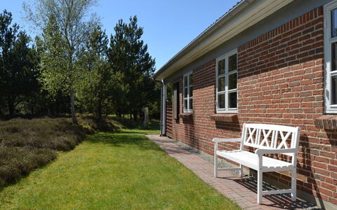 Angret - 3.5Km from the Sea: Hierba, Casa, Techo, Casa, Cabaña, Arbusto, El Terreno Del Lote, Área Rural, Casa De Campo, Cobertura Del Suelo