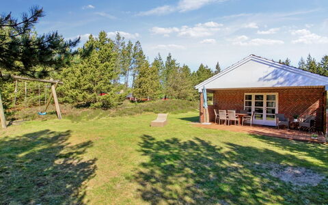 Angret - 3.5Km from the Sea: Hierba, Casa, Techo, Casa, Cabaña, Arbusto, El Terreno Del Lote, Área Rural, Casa De Campo, Cobertura Del Suelo