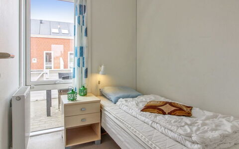 Rebus - 2.3Km from the Sea: Piso, Suelo, Pared, Diseño De Interiores, Mueble, Madera, Techo, Habitación, Habitación, Cama