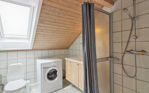 Rebus - 2.3Km from the Sea: Piso, Arreglo De Tubería, Suelo, Madera, Diseño De Interiores, Techo, Plomería, Grifo, Lavabo, Baño