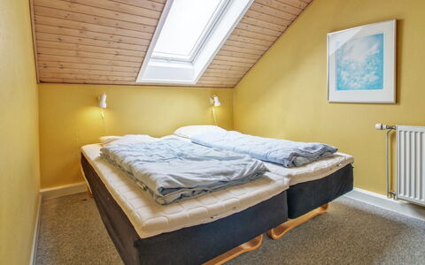 Rebus - 2.3Km from the Sea: Habitación, Cama, Madera, Sábana, Suelo, Piso, Lecho, Diseño De Interiores, Linos, Marco De La Cama
