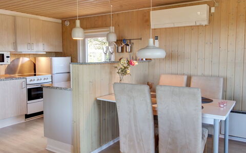 Zekine - 2.5Km from the Sea: Piso, Mueble, Diseño De Interiores, Madera, Suelo, Mostrador, Techo, Habitación, Cocina, Gabinetes