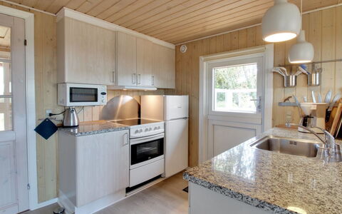Zekine - 2.5Km from the Sea: Cocina, Madera, Aparato De Cocina, Mostrador, Electrodoméstico, Piso, Diseño De Interiores, Gabinetes, Suelo, Fregadero