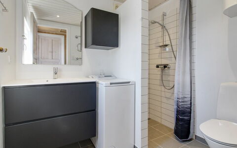 Zekine - 2.5Km from the Sea: Piso, Arreglo De Tubería, Suelo, Lavabo, Diseño De Interiores, Lavabo Del Baño, Mueble De Baño, Baño, Grifo, Baño
