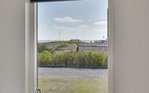 Jurviis - 100M from the Sea: Hierba, Casa, Techo, Casa, Cabaña, Arbusto, El Terreno Del Lote, Área Rural, Casa De Campo, Cobertura Del Suelo