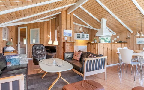 Bruna - 2Km from the Sea: Mueble, Madera, Diseño De Interiores, Piso, Suelo, Silla, Habitación, Techo, Sala, Departamento