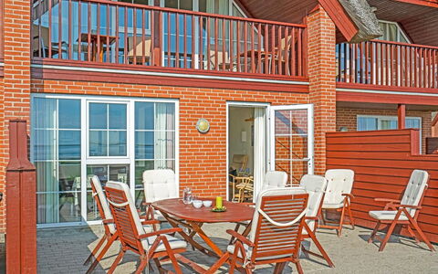 Henrietta - 3.5Km from the Sea: Mueble, Silla, Mueble Para Exteriores, Departamento, Porche, Manchas De Madera, Balcón, Cocina Y Comedor Mesa, Sombra, Cubierta