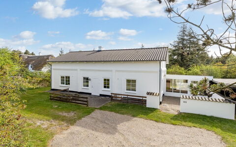 Rea - 5Km from the Sea: Casa, Techo, Cabaña, Casa, El Terreno Del Lote, Jardín, Inmuebles, Paisajismo, Yarda, Césped
