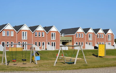 Rauha - 2.3Km from the Sea: Barrio Residencial, Techo, Suburbio, Entrada De Coches, Inmuebles, Tubo De Lámpara