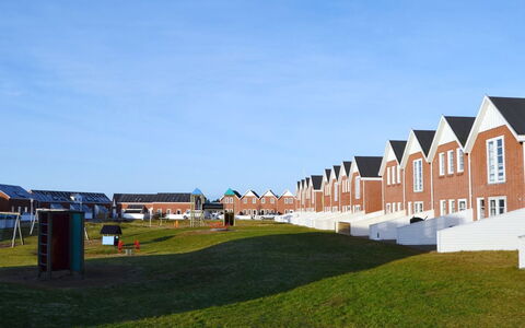 Rauha - 2.3Km from the Sea: Barrio Residencial, Techo, Suburbio, Entrada De Coches, Inmuebles, Tubo De Lámpara