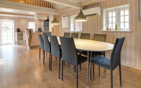 Gudmund - 3.9Km from the Sea: Piso, Madera, Diseño De Interiores, Suelo, Suelos De Madera, Techo, Mueble, Cocina Y Comedor Mesa, Comedor, Casa