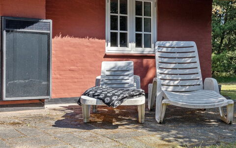 Gudmund - 3.9Km from the Sea: Mueble, Mueble Para Exteriores, Silla, Cabaña, Sombra, Madera Dura, Jardín, Manchas De Madera, Yarda, Sunlounger