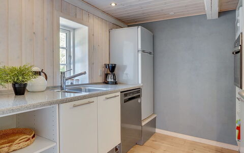 Gudmund - 3.9Km from the Sea: Piso, Madera, Electrodoméstico, Suelo, Cocina, Diseño De Interiores, Mostrador, Aparato De Cocina, Arreglo De Tubería, Suelos De Madera