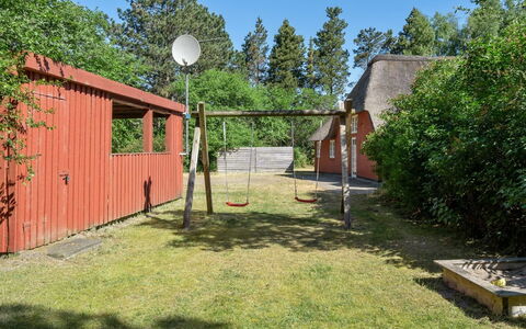 Gudmund - 3.9Km from the Sea: Arbusto, El Terreno Del Lote, Jardín, Cabaña, Patio Interior, Césped, Sombra, Yarda, Paisajismo, Edificios Del Jardín