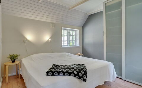 Gudmund - 3.9Km from the Sea: Piso, Suelo, Diseño De Interiores, Madera, Techo, Habitación, Cama, Mueble, Habitación, Suelos De Madera