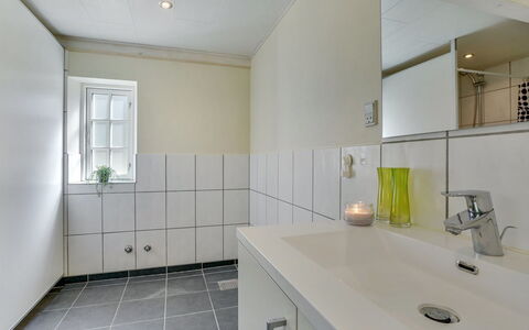 Gudmund - 3.9Km from the Sea: Piso, Arreglo De Tubería, Pared, Baño, Suelo, Diseño De Interiores, Lavabo Del Baño, Lavabo, Techo, Grifo