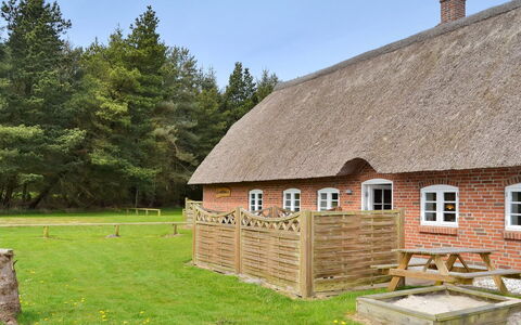 Naili - 3.1Km from the Sea: Techo, Cabaña, Casa, Área Rural, Cubrir Con Paja, Casa De Campo, Pueblo, Césped, Yarda, Cobertizo