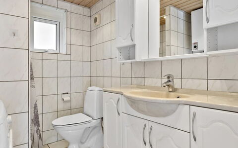Nila - 750M from the Sea: Arreglo De Tubería, Piso, Lavabo, Suelo, Baño, Lavabo Del Baño, Diseño De Interiores, Grifo, Plomería, Mueble De Baño