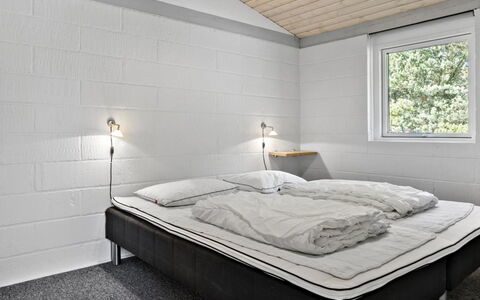 Nila - 750M from the Sea: Techo, Habitación, Cama, Lecho, Marco De La Cama, Sábana, Linos, Lámpara