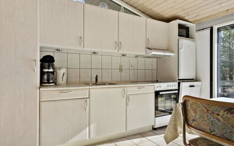 Nila - 750M from the Sea: Madera, Cocina, Diseño De Interiores, Piso, Suelo, Mostrador, Mueble, Lavabo, Electrodoméstico, Habitación