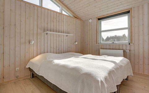 Haghbarth - 2.3Km from the Sea: Madera, Techo, Habitación, Casa, Tablón, Madera Dura, Cama, Manchas De Madera, Lecho, Marco De La Cama