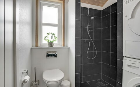 Haghbarth - 2.3Km from the Sea: Pared, Asiento Del Baño, Arreglo De Tubería, Baño, Piso, Baño, Suelo, Diseño De Interiores, Lavabo, Plomería