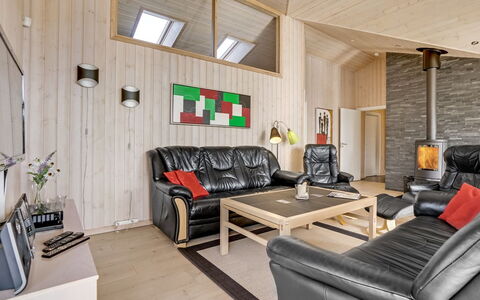 Haghbarth - 2.3Km from the Sea: Mueble, Diseño De Interiores, Madera, Techo, Piso, Habitación, Sala, Suelo, Sofá, Encendiendo