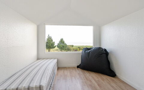 Toralf - 3.5Km from the Sea: Pared, Techo, Diseño De Interiores, Suelo, Piso, La Luz Del Día, Sala, Yeso, Arrojar La Almohada