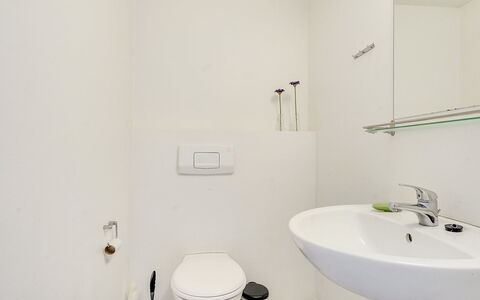 Toralf - 3.5Km from the Sea: Baño, Lavabo Del Baño, Asiento Del Baño, Arreglo De Tubería, Pared, Piso, Baño, Suelo, Diseño De Interiores, Lavabo