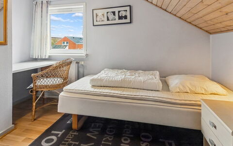 Nilaus - 2.3Km from the Sea: Cama, Habitación, Suelo, Diseño De Interiores, Piso, Lecho, Sábana, Madera, Techo, Linos