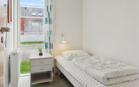Nilaus - 2.3Km from the Sea: Pared, Suelo, Piso, Diseño De Interiores, Habitación, Mueble, Techo, Cama, Habitación, Sábana