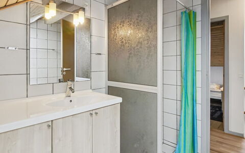 Nilaus - 2.3Km from the Sea: Piso, Diseño De Interiores, Pared, Arreglo De Tubería, Suelo, Madera, Baño, Techo, Lavabo, Mueble De Baño